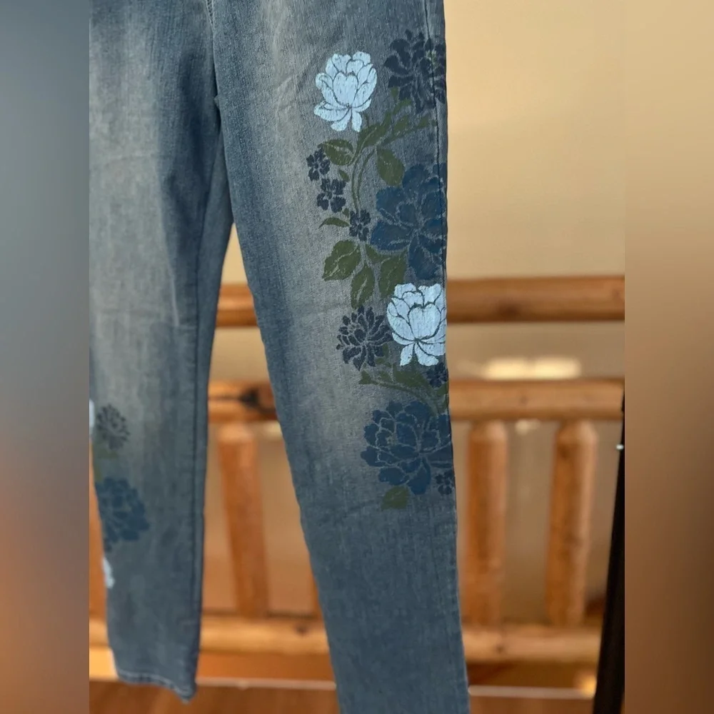 🪻🤍 Style & Co Curvy Boyfriend Jeans – Floral Embroidered – Size 2